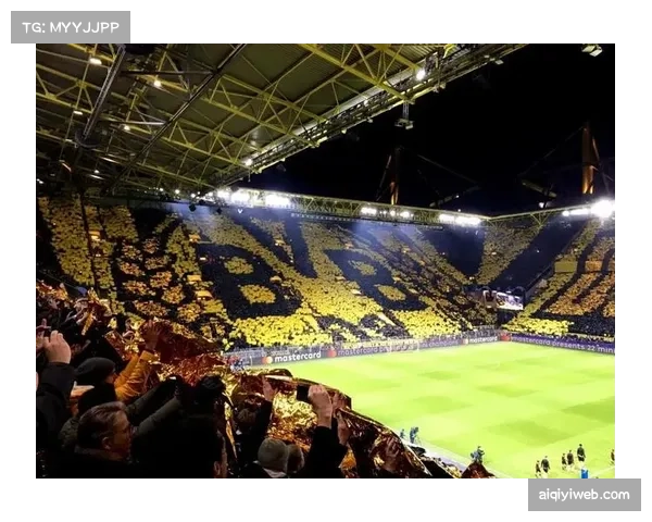 场边花絮：拜仁小球迷高举“感谢托马斯·穆勒”巨型TIFO